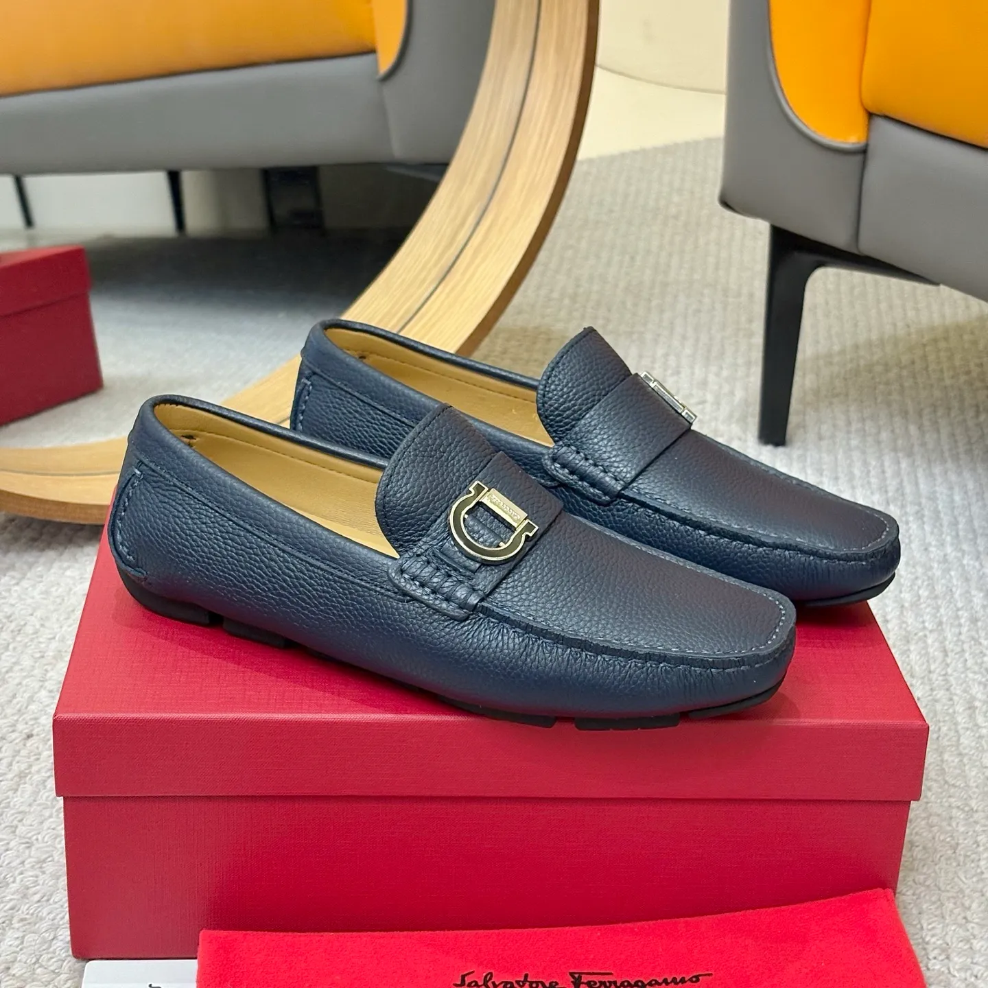 Men's men's shoes 💰420 (Yangli) Ferragamo 〰Ferragamo 2⃣️0⃣️2⃣️5️⃣ New series 👊🏻 Upper 🇮🇹 Italian imported calfskin, original outsole molding. Water-dyed sheepskin lining. The identity of every successful man is set off, and the upper and lower shoes are elegant and stable🚶🏻🚶🏻The high-end custom counter original replica is an eternal classic🔍️Number of codes: 38-46 with counter packaging